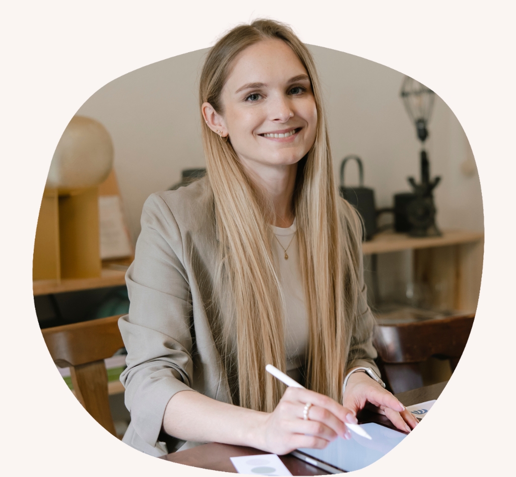 Daniela laechelt in die Kamera waehrend sie an einem neuen Brand Design arbeitet