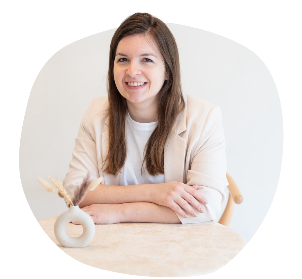 Pinterest Expertin Marlene von Marketing with Marlene laechelt in die Kamera