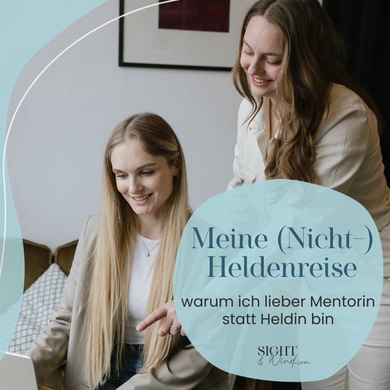 SEO-Mentorin Nathalie erklaert einer Kundin SEO am Laptop.