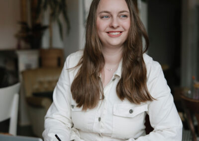 Nathalie konzentriert am Website konzipieren