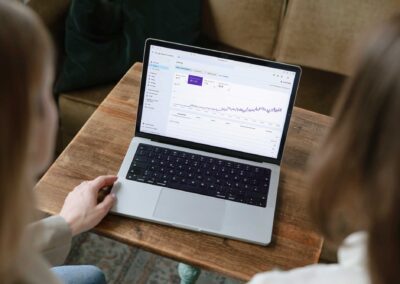 Daniela und Nathalie werten die Kundenerfolge in der Google Search Console aus