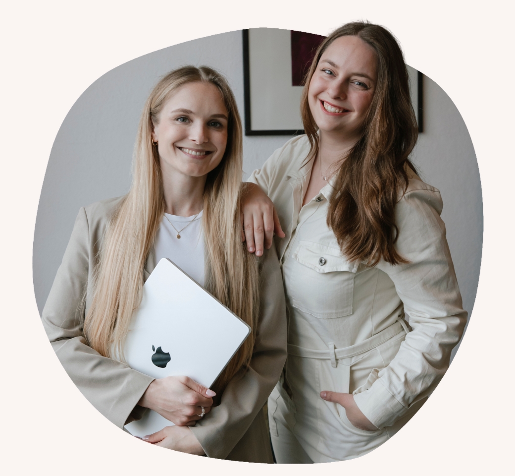 Dani und Nathalie mit Laptop – dein Ansprechpartner-Team, wenn du eine Website erstellen lassen willst